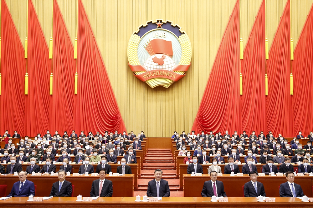 3月4日，中國人民政治協(xié)商會議第十三屆全國委員會第五次會議在北京人民大會堂開幕。這是習(xí)近平、李克強、栗戰(zhàn)書、王滬寧、趙樂際、韓正、王岐山在主席臺就座，汪洋代表政協(xié)第十三屆全國委員會常務(wù)委員會向大會報告工作。新華社記者 黃敬文 攝.jpg