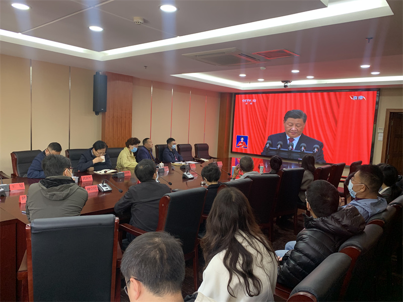 24.云南省委部分在昆常委、委員、骨干社員和機關干部集中收看中國共產黨第二十次代表大會開幕會.jpg