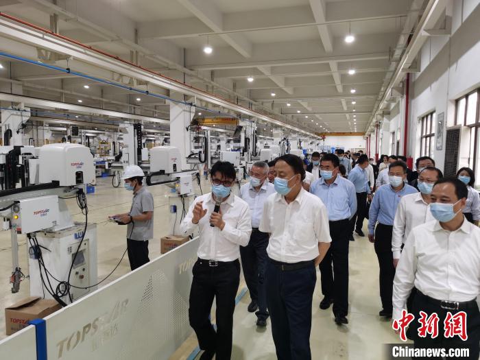 九三學社中央主席武維華率調研組赴廣東開展重點考察調研。圖為調研組在廣東拓斯達科技股份有限公司調研。　郭軍 攝