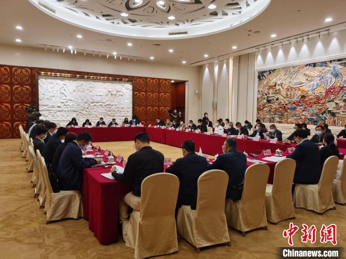 九三學社中央主席武維華率調研組赴廣東開展重點考察調研。圖為調研座談會現場。　郭軍 攝