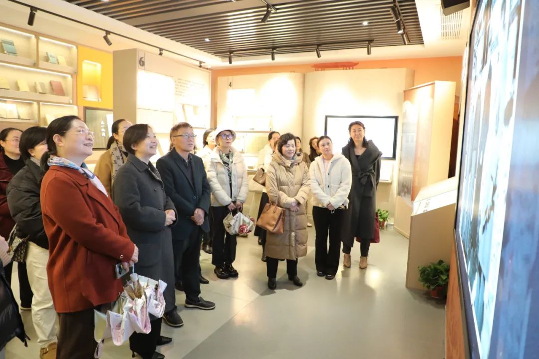 圖 2湖南女社員赴芙蓉實驗室開展實地調研.jpg