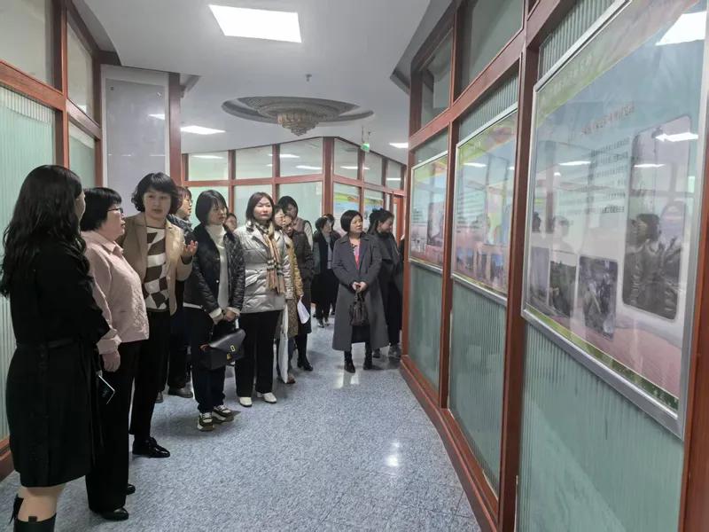 圖 10甘肅女社員參觀甘肅省治沙研究所文化長廊.jpg