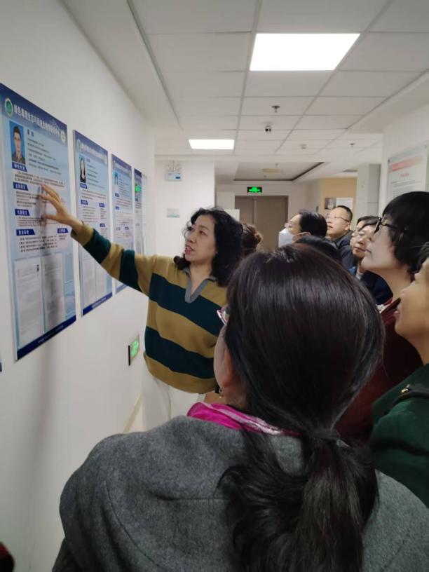 圖 13山西女社員參觀山西大學生命科學學院的動植物標本館、基因組測序實驗室、生物信息分析中心等前沿科研平臺.jpg