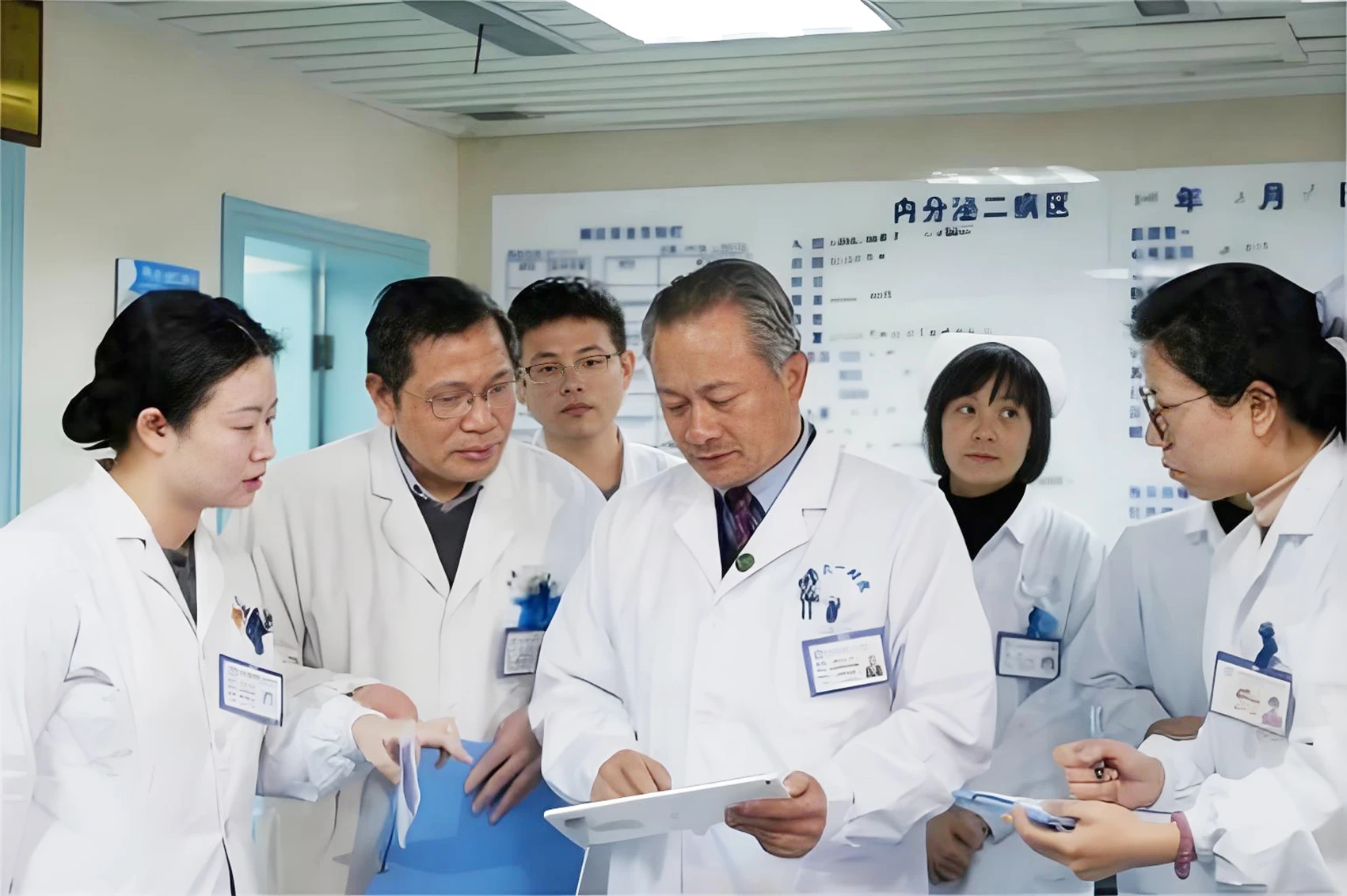 2025年2月，安徽醫(yī)科大學(xué)校長、中國科學(xué)技術(shù)大學(xué)講席教授翁建平（右三）帶領(lǐng)團(tuán)隊(duì)研討診療方案。受訪者供圖.jpg