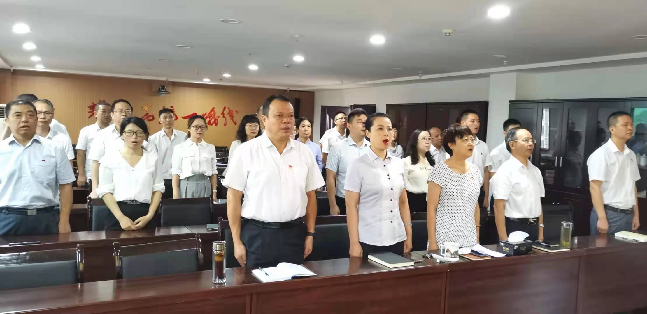 主委帶領機關收看.jpg