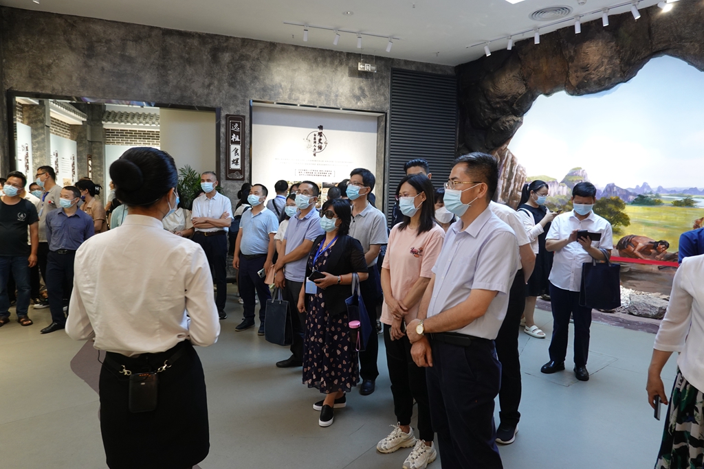 6在柳州螺螄粉小鎮開展現場教學.jpg